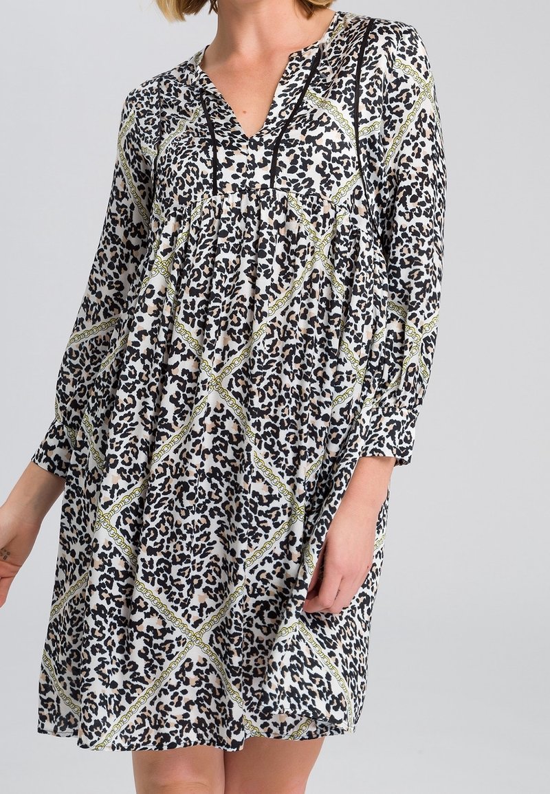 Robe en imprimé léopard avec des manches longues, décolleté en V et buste plissé. Présente un motif géométrique vert contrastant et un tissu léger.