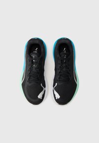Zapatillas deportivas negras con parte superior de malla, acentos en azul y verde, suela blanca y un logo blanco prominente en cada lado.