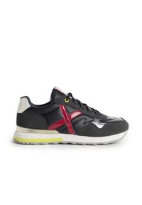 Schwarzer und grauer Sneaker mit roten Lederakzenten, strukturierten Materialien, weißer Zwischensohle und einem neongrünen Detail auf der Außensohle. Schnürdesign.