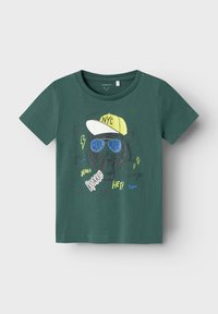 Grünes Baumwoll-T-Shirt mit einem Grafikmotiv eines Bären, der Sonnenbrillen und eine Mütze trägt, mit mehrfarbigem Text und Blitzdesigns.