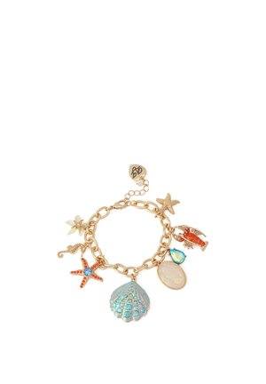 Pulsera de cadena dorada con charms que incluyen una concha azul, una langosta naranja, una estrella de mar roja, un caballito de mar, una perla pequeña y una pequeña estrella de mar dorada.