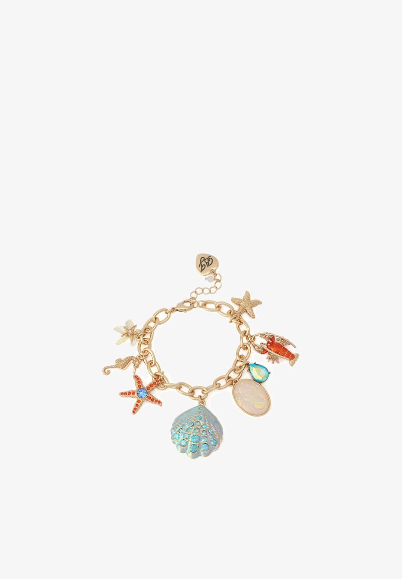 Bracelet chaîne en or avec des breloques comprenant un coquillage bleu, un homard orange, une étoile de mer rouge, un hippocampe, une petite perle, et une petite étoile de mer en or.
