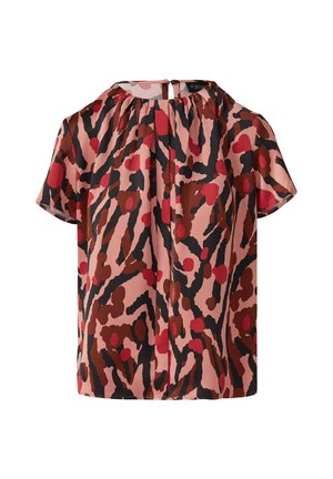 Blouse à manches courtes en tissu rose avec un motif abstrait de formes brunes et rouges. Encolure ronde avec des plis à l'arrière.