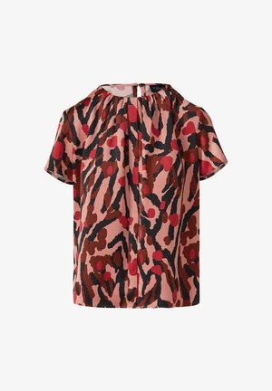 Blouse à manches courtes en tissu rose avec un motif abstrait de formes brunes et rouges. Encolure ronde avec des plis à l'arrière.