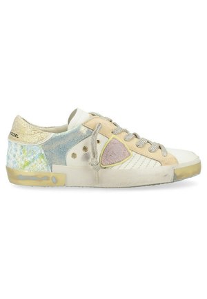 Sneaker con design multicolore, caratterizzato da texture bianche, beige e blu. Include accenti luccicanti, un lato con motivo e lacci grigi.