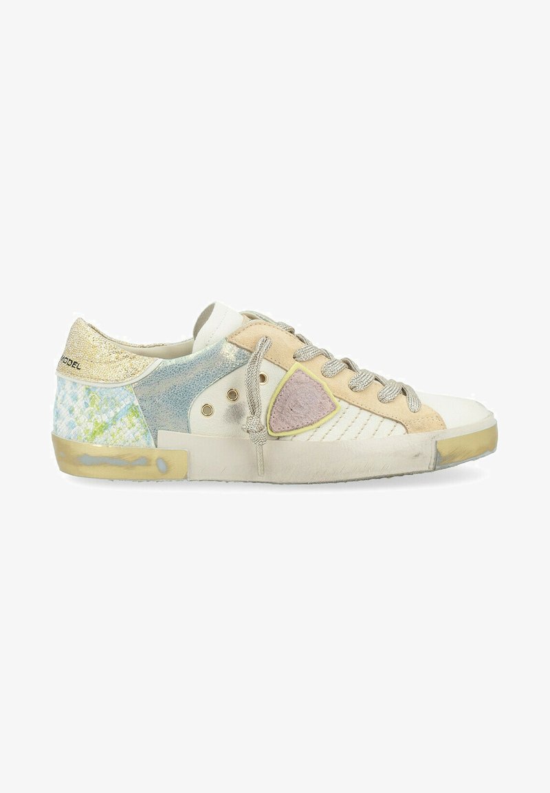 Sneaker con design multicolore, caratterizzato da texture bianche, beige e blu. Include accenti luccicanti, un lato con motivo e lacci grigi.