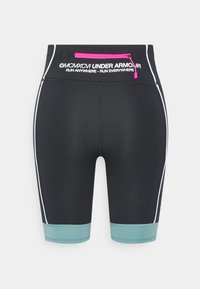 Mustat tiukat urheiluhousut, joissa on turkoosit lahkeensuut, valkoiset sivustripit ja vaaleanpunainen vetoketjupussi vyötäröllä, jossa on Under Armour -brändäys.