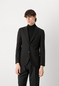 Zwarte blazer met slim fit, enkele knoopsluiting en notch revers. Gemaakt van gladde stof; heeft zakken en een op maat gemaakte uitstraling.
