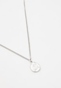 Zilveren ketting met een schakelkettinkje en een ovale hanger met een reliëf spiraalpatroon. Glad van textuur, minimalistische stijl en geen extra accenten.