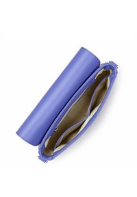 Borsa a tracolla in pelle viola con finitura testurizzata, forma cilindrica e chiusura con zip. L'interno presenta una fodera in tessuto beige e scomparti.
