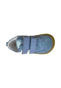 Zapato azul de ante con dos correas de velcro ajustables y suela de goma. Presenta un interior acolchado y acentos texturizados.