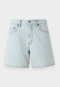 Pantalones cortos de denim azul claro con cintura alta, que cuentan con dos bolsillos frontales, un cierre de botón y detalles de costura lateral.