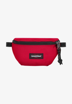 Banane Eastpak rouge en tissu avec fermeture éclair noire et écusson logo, munie de deux tirettes de fermeture éclair et de sangles noires réglables de chaque côté.