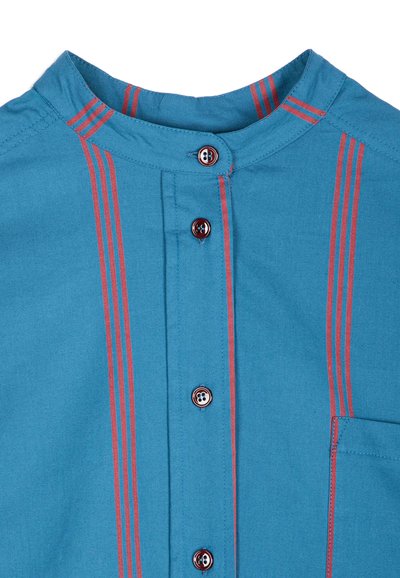 Chemise bleue à rayures verticales rouges, col rond, fermeture à quatre boutons et une poche poitrine sur le côté droit.