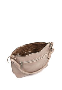 Sac à main en cuir beige clair avec une finition texturée, fermeture éclair sur le dessus, poche avant et une poignée douce. L'intérieur est doublé de tissu marron.