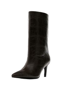 Hnědá obuv s špičatou špičkou vyrobená z kůže s krokodýlím vzorem. Disponuje elegantním, vysokým svrškem a tenkým, vysokým podpatkem. Hladká textura s lesklým povrchem.
