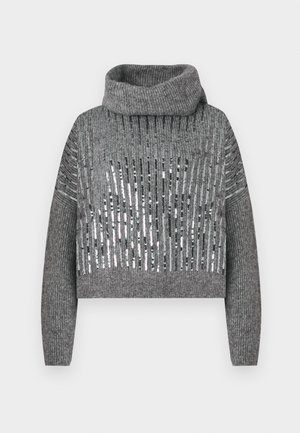 Grå kort sweater med høj hals, der har skiftende lodrette striber af metalliske pailletter og strikket tekstur. Ribkanter ved ærmerne og i kanten.