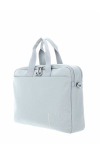 Sacoche d'ordinateur portable gris clair avec deux poignées supérieures, une fermeture éclair et un marquage discret. Fabriquée en tissu durable avec une surface texturée.