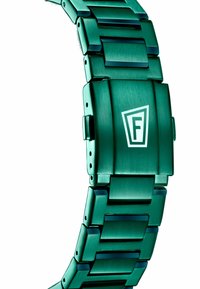 Bracciale per orologio in metallo verde con finiture spazzolate e lucide, caratterizzato da collegamenti rettangolari e una chiusura con logo impresso.
