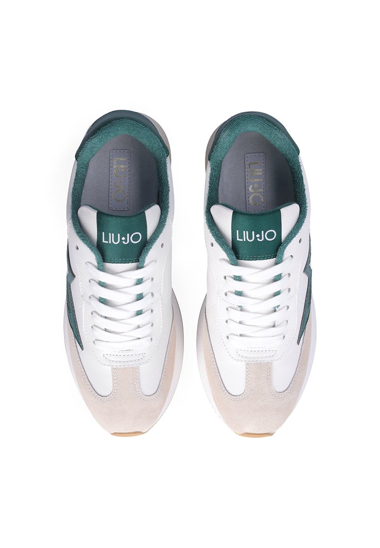 Par de zapatillas blancas con acentos verdes y tapas de ante beige, de la marca "Liu Jo", vistas desde arriba sobre un fondo blanco.