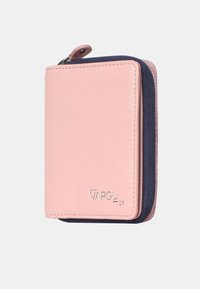 Rosa Leder-Geldbörse mit einem marineblauen Reißverschluss, geprägtem Logo, kompaktem rechteckigem Format, glatter Textur und kontrastierenden Farbakzenten.