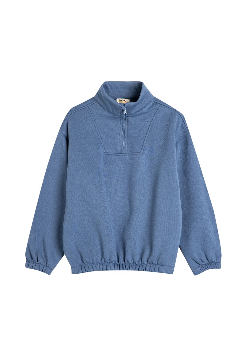 Sudadera de forro polar azul con media cremallera en el frente, cuello alzado, puños y dobladillo elásticos. Presenta un patrón texturizado a lo largo de los hombros.