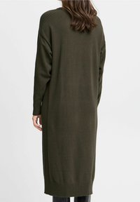 Cardigan verde scuro con una vestibilità lunga e rilassata. Presenta dettagli a coste sulle maniche e sull'orlo, realizzato in un morbido materiale a maglia.