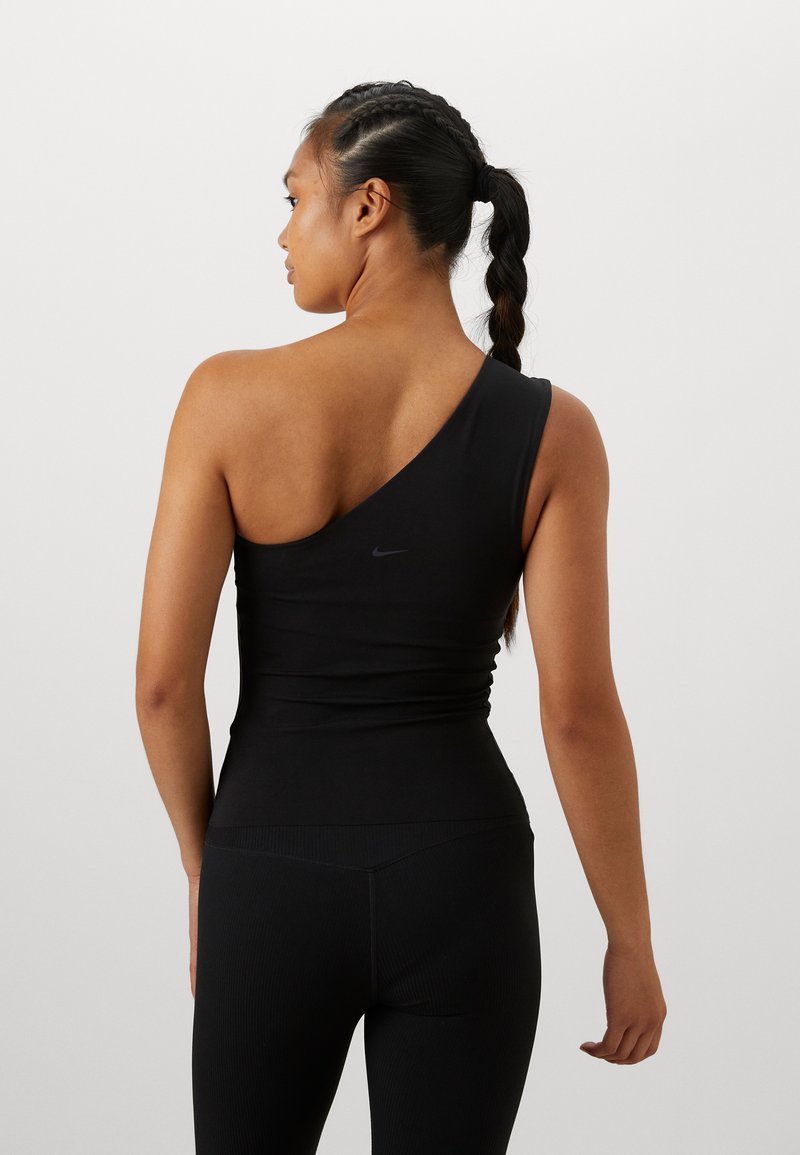 Schwarzes sportliches Tanktop mit einem einseitigen Design, aus glattem Stoff gefertigt. Es verfügt über ein kleines Logo auf der Rückseite und eine figurbetonte Silhouette.