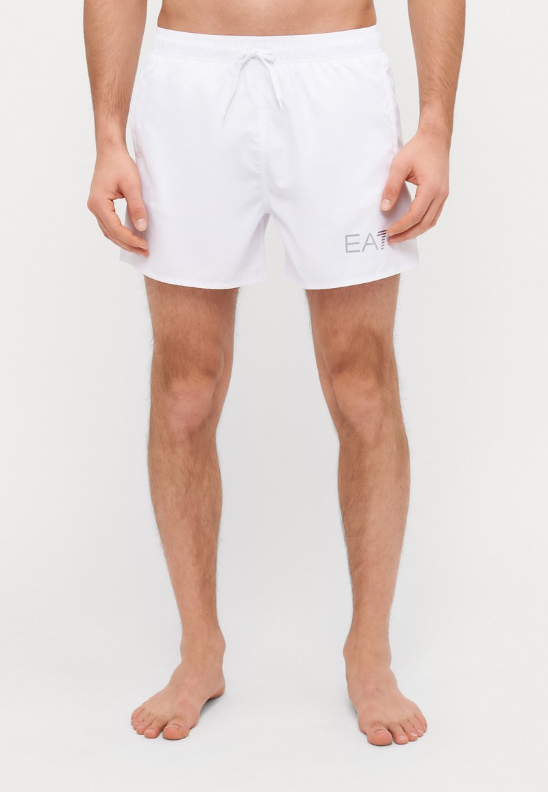 Pantaloni scurți de baie albi, confecționați dintr-un material ușor, cu un brâu elastic prevăzut cu șnururi și un mic detaliu cu logo gri pe lateral.