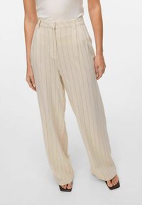 Pantaloni a gamba larga color beige chiaro con righe verticali; realizzati in un tessuto testurizzato; presentano una vita alta e tasche laterali.