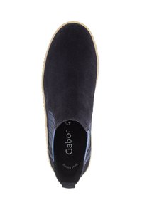 Mocassin en suede bleu marine avec des panneaux latéraux élastiques et une semelle contrastante marron clair. Présente une forme arrondie à l'avant et une semelle intérieure rembourrée.