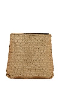 Vævet strågiven i en naturlig beige farve, med en struktureret rektangulær form og en tekstureret overflade. Har et sort inderfór.