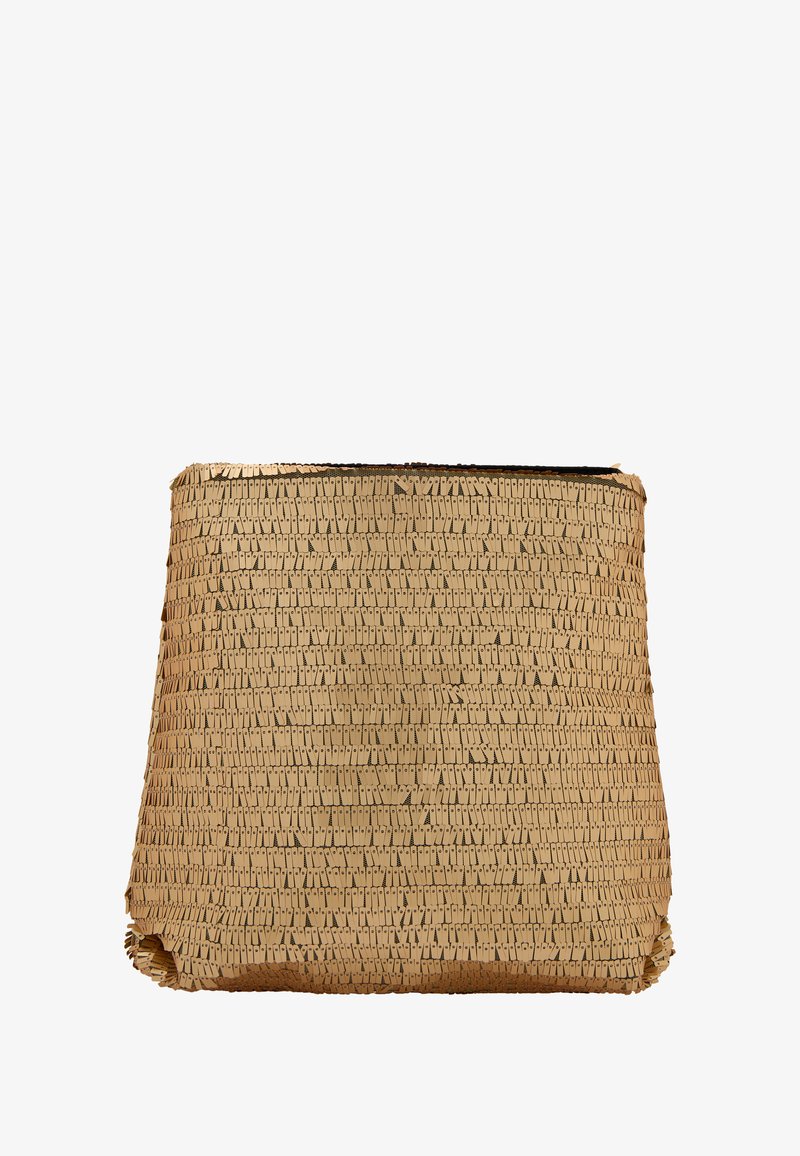 Vævet strågiven i en naturlig beige farve, med en struktureret rektangulær form og en tekstureret overflade. Har et sort inderfór.