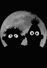 Zwei schwarze Silhouetten von Figuren mit runden Köpfen und großen Augen stehen vor einem strukturierten grauen Vollmond auf schwarzem Hintergrund.