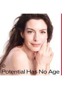 Nærbilde av en kvinne med langt, mørkt hår, lys hud og minimal sminke. Hun har et mildt uttrykk og hviler ansiktet mot hånden.