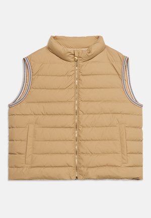 Veste sans manches matelassée beige avec fermeture éclair à l'avant, col montant, deux poches latérales et bande à motif aux emmanchures.