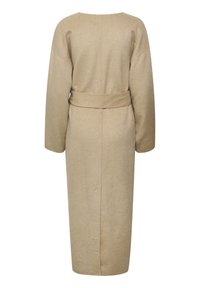 Beige lange wollen jas met verlaagde schouders, lange mouwen en een brede ceintuur in de taille, van achteren weergegeven.