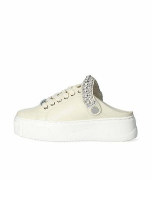 Sneaker in pelle crema con suola bianca spessa, caratterizzata da una scintillante fascia di strass e lacci.Texture liscia e design casual.