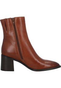 Botas de cuero marrón hasta el tobillo con punta afilada, cremallera lateral y tacón apilado. Textura suave con un diseño minimalista.
