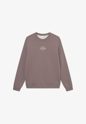 Barna pulóver kerek nyakkal, hosszú ujjakkal, bordás mandzsettával és szegéllyel. Apró fehér logó hímzéssel a mellen. Puha tapintás.