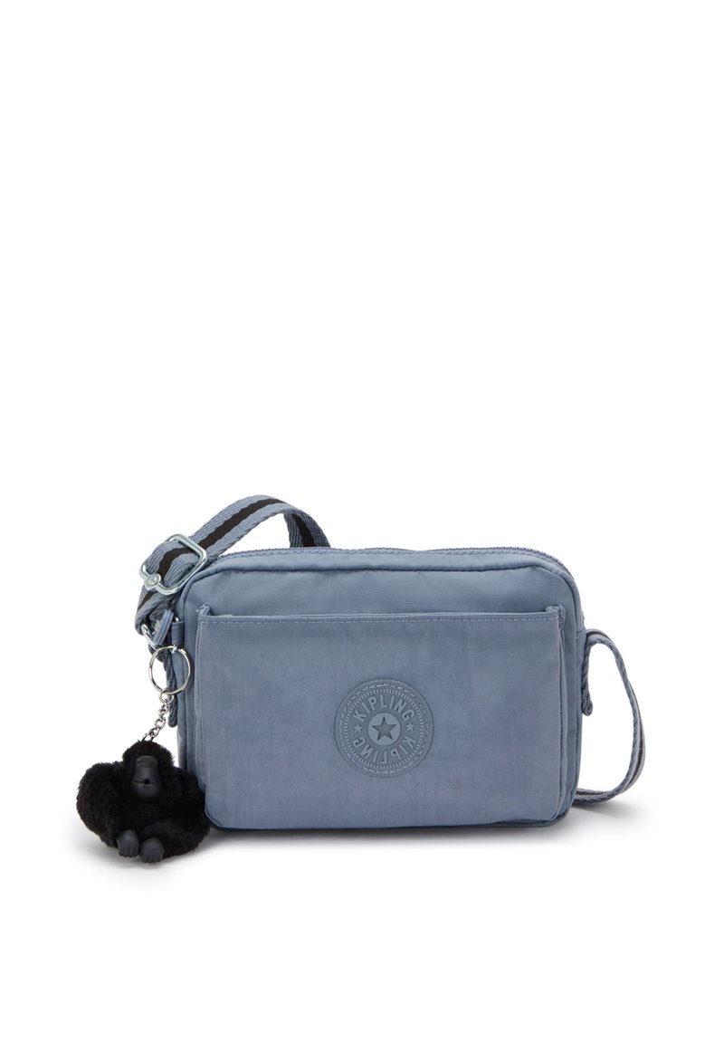 Borsa a tracolla in nylon azzurro chiaro con finitura testurizzata, caratterizzata da un logo circolare, scomparti con zip e un portachiavi a forma di gorilla removibile.