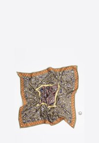 Pañuelo cuadrado de seda con un patrón floral en tonos marrón y amarillo, bordeado por un diseño geométrico naranja. Textura suave y caída ligera.