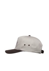 Pet met een lichtgrijze kroon en een donkerbruine klep. Heeft een geborduurd logo aan de voorkant en ventilatiegaatjes. Verstelbare band aan de achterkant.