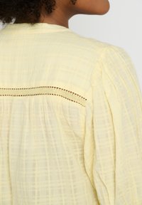 LolaLiza WITH VOLUME SLEEVES - Užsagstoma palaidinė - yellow pastel