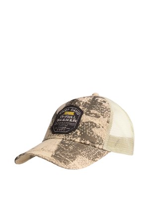 Beige und braune Camouflage-Baseballkappe mit Netzrücken und schwarzem Aufnäher mit der Aufschrift "Camp David Travel Seeker" auf dem Frontpanel.