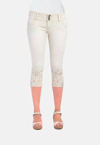 Hell gefärbte Capri-Jeans mit floralem Stickerei am Saum, mit einer Knopfverschluss vorne und zwei Gesäßtaschen.