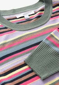 Pull en rayures avec des couleurs alternées de rose, violet, vert, noir et jaune. Encolure et poignets en rib d'un vert. Tissu en tricot doux.