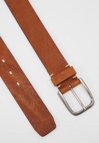 Cintura in pelle marrone con una superficie liscia, dotata di una fibbia rettangolare in metallo argentato e di diversi fori per la regolazione della taglia.