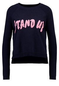 Mörkblå tröja med rosa texturerad "STAND UP" bokstavering. Har en ribbad halsringning och muddar med en något kortad silhuett.