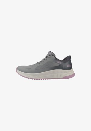 Scarpa sportiva Skechers slip-on grigia e viola con tomaia in mesh, suola ammortizzata e dettaglio con lacci, mostrata in profilo laterale su sfondo bianco.